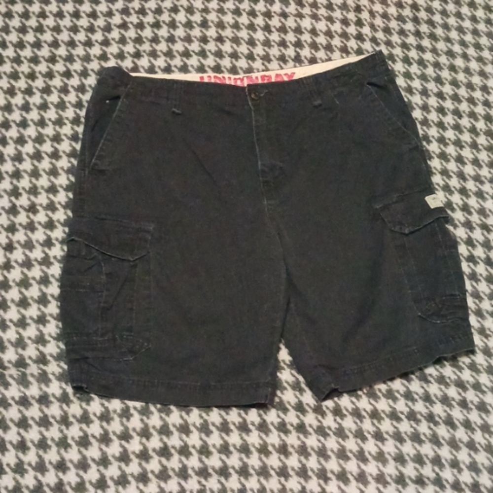 Black UNIONBAY cargo shorts.